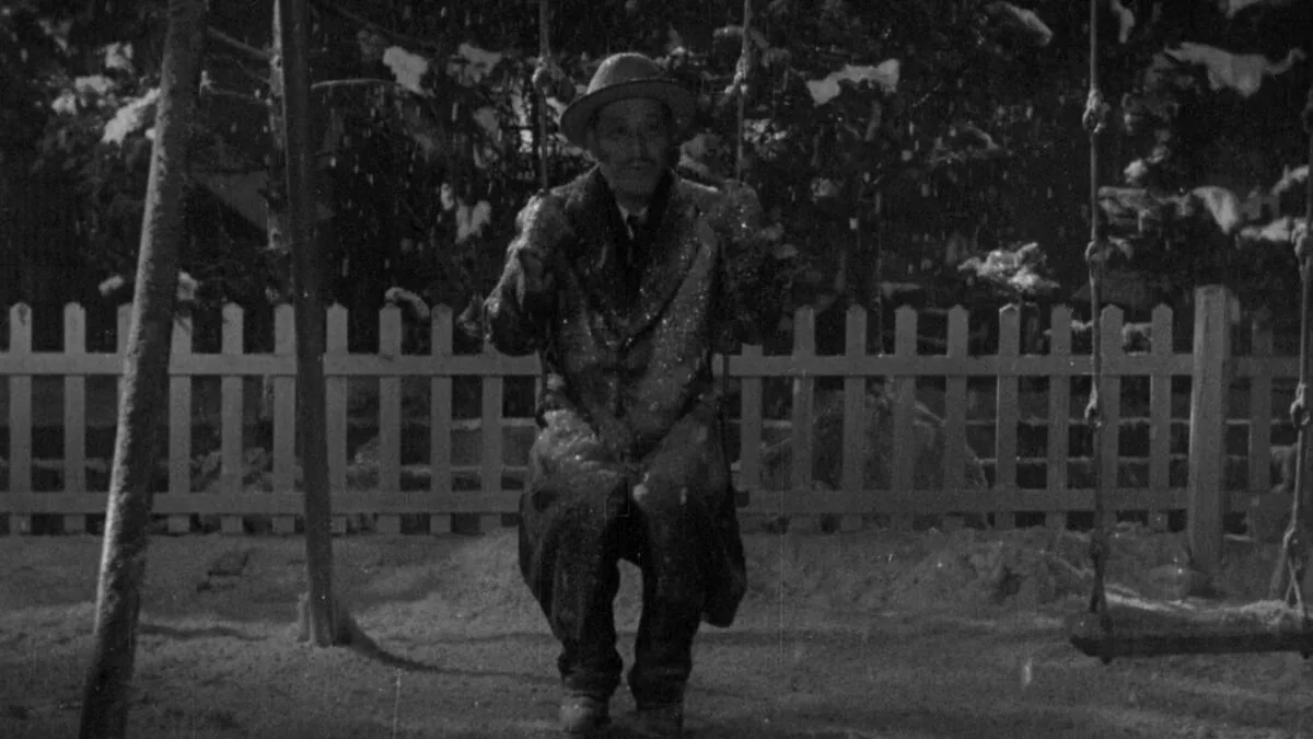 Kanji Watanabe en el columpio de Ikiru